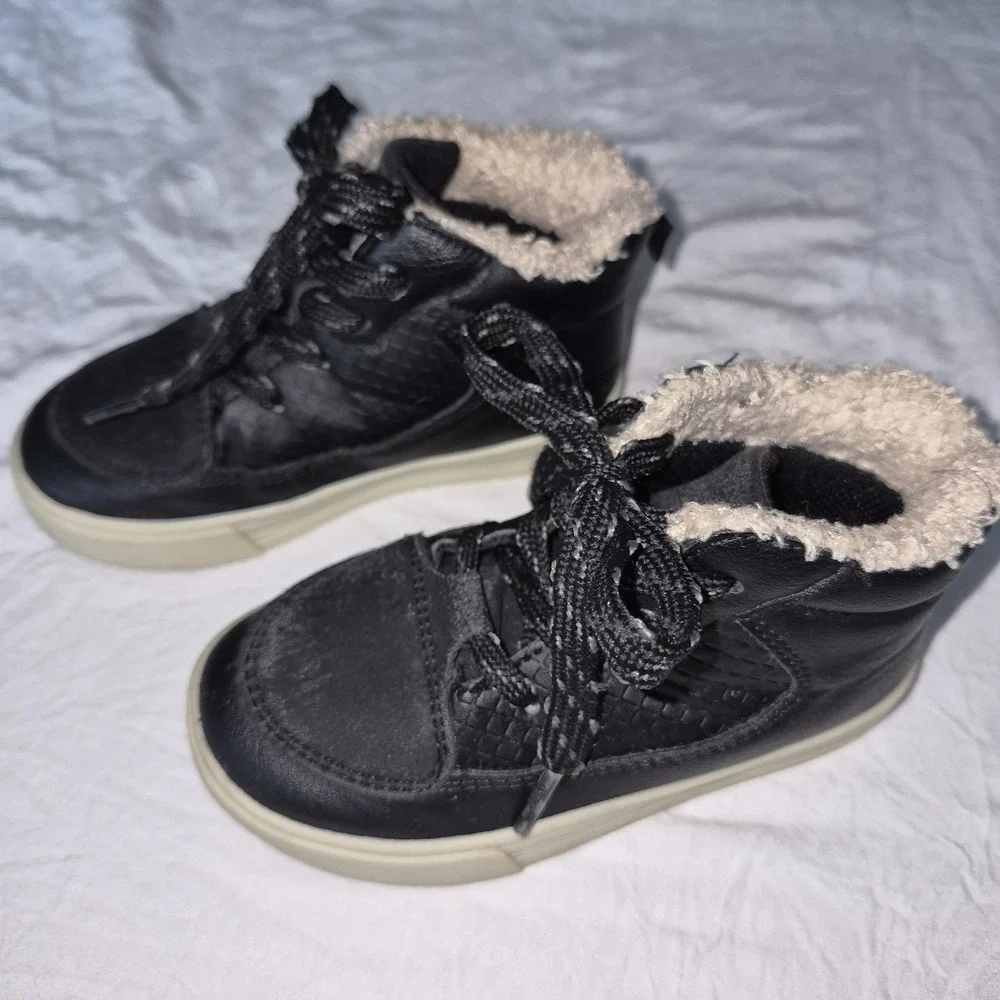 OshKosh B'gosh Castle Kids Black Faux Fur Lined Lace-Up High Top Sneakers 7M